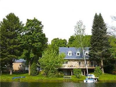 Getaway on the lake Cottage - 50 min from Mtl, Spa, pool