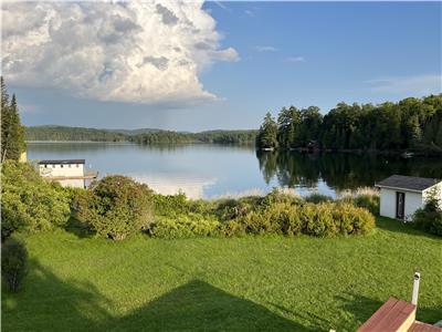 Chalet vasion panoramique,14 places,outaouais,gracefield,spa,water front,pool table