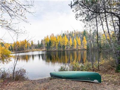 Le Chalet Goulet - Adorable Renovated Lakefront Chalet with Private Outdoor Hot Tub and Fireplace