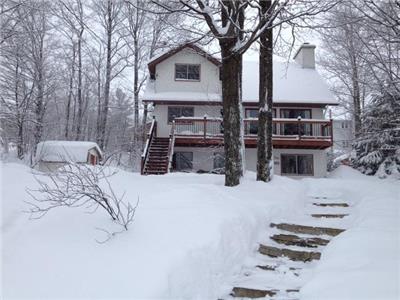 Mont-Sutton - Cosy chalet within walking distance of ski slopes and trails