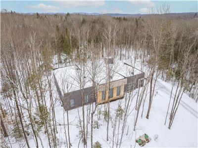 Serenity- Chalet moderne dans un bois priv - 5 mn du centre de Magog