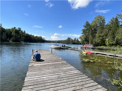 Spectacles lake view cottage with outdoor Hot Tub, close to ski hills