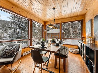 CHALET BOHÔME in St-Alexis-des-monts, all made of wood, modern decor, riverside.