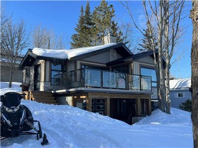 Chaleureux chalet bord de lac, que de plaisir estival et hivernal!