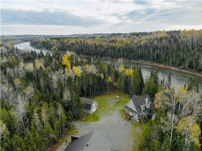 La Grande Ourse /spacieuse rsidence sur la rivire Bonaventure