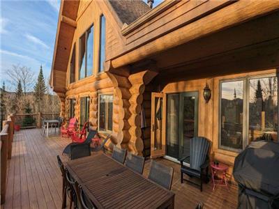 Log Cabin Bliss: Luxury 4BR | 10 Guest | Tremblant