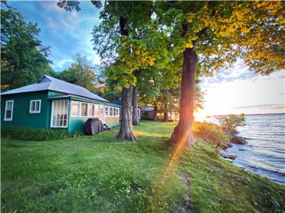 Adorable Renovated 125 yr old Waterfront Cottage
