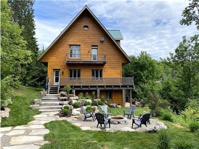 Chalet Luxueux en bois, 3chambres et 3 salles de bain, bord de la rivire Doncaster