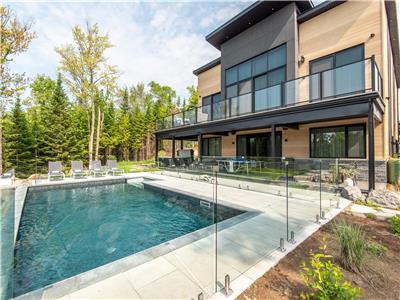 NOUVEAUT ! CHALET AURORA / 5 CHAMBRES / HOT TUB / PISCINE EXTRIEURE