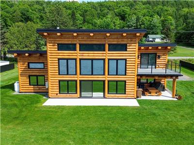 Havre De Paix en Bois Ronds en Bordure De La Rivière St-Maurice
