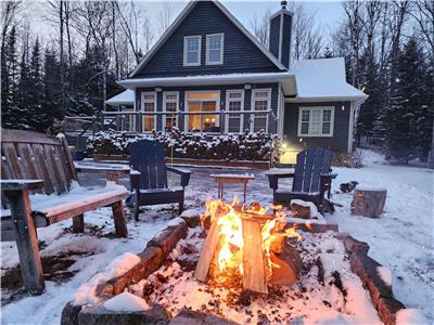 Chalet Geais Bleus - Close to Mont Blanc and 15 Mins to Tremblant - Sleeps 12 - Hot Tub & Billiards