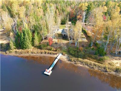 SAUF AU CHALET - LE BOULEAU (BORD DE LAC, SPA, SALLE DE JEUX, KAYAKS, 3 CHAMBRES FERMÉES, 8 PERS.)