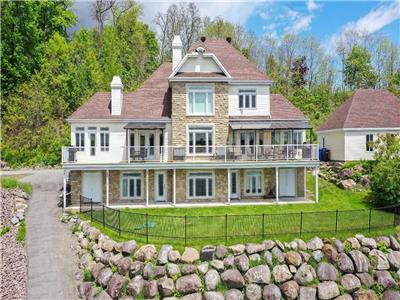 Luxurious chalet - waterfront - Intergenerational home