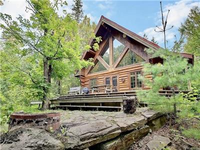 SAUF AU CHALET - LE DRAVEUR (BORD DE LA RIVIÈRE, SPA, CHUTES À 2 MINUTES, 3 CHAMBRES FERMÉES)