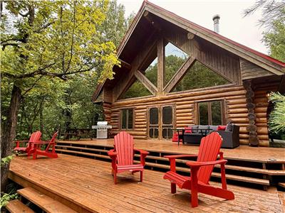 SAUF AU CHALET - LE DRAVEUR (BORD DE LA RIVIÈRE, SPA, CHUTES À 2 MINUTES, 3 CHAMBRES FERMÉES)