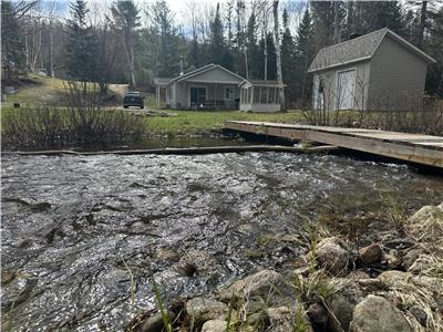 Au chalet Lune Et Ruisseau, au bord de l'eau, grand terrain arbor de 40000 pi2, accs direct vtt