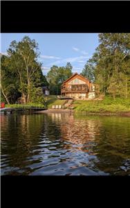 Chalet au bord de l eau avec ses magnifiques couhers de soleil