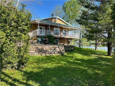 Magnificent chalet for rent in Saint-Ambroise (Saguenay), lake view and summer fishing
