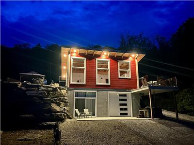 Au Sommet Rouge!Chic et rustique avec acces au lac et spa!