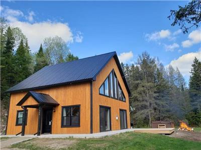 RIVER LODGE CHALET - La Fratrie | HOT TUB | RIVER SHORE | AC | SKI VAL ST-CÓME | PET FRIENDLY