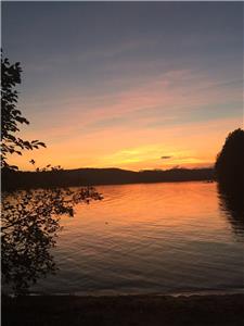 Escape to Serenity: Luxurious Lakeside Cottage on Lac des Trois-Montagnes
