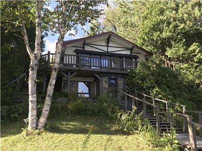 Chalet familial face au lac St-Denis à St-Adolphe d'Howard idéal pour les amateurs de plein air