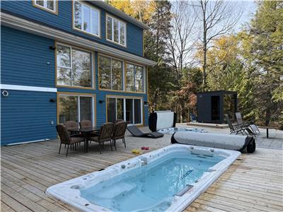 Lakeside cottage with private wellness spa