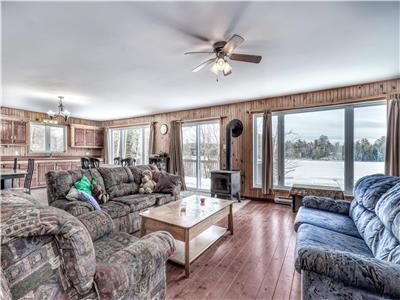 Chalet Nature avec SPA au bord du Lac Thomas - Cuisine q., TV, Foyer, BBQ, Wi-Fi, Stationnement