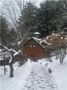 Nouveau chalet de ski au bord du lac Memphrémagog, à seulement 5 minutes d'Owl's Head et 30 minutes