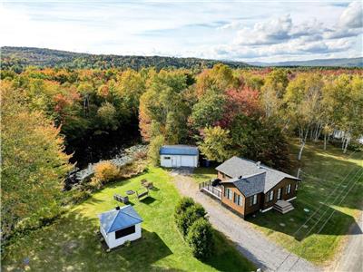 Magnifique chalet chic & rustique au bord de la Rivière Noire à 1h15 de MTL - 2 bords de eau