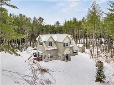 Magnificent Spacious 5-Bedroom Chalet with Hot Tub — Sleeps 15