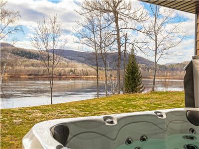 LE ST-MO cottage with Hot Tub