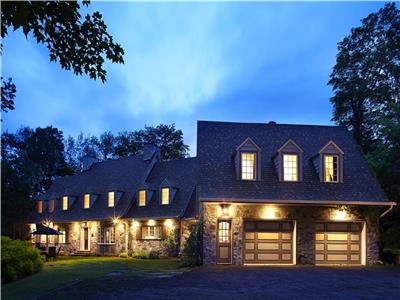 Tremblant Manor 9bdr Indoor pool & Spa / short walk to ski