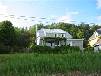 La Maison des Saules, sur le Bord du Fleuve Saint-Laurent!