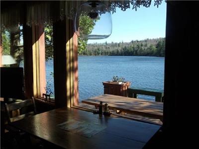 Rustic cozy Owl's Head Escape is located on private lac Sugarloaf Pond 8 min from Owl's Head ski