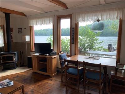 Rustic cozy Owl's Head Escape is located on private lac Sugarloaf Pond 8 min from Owl's Head ski