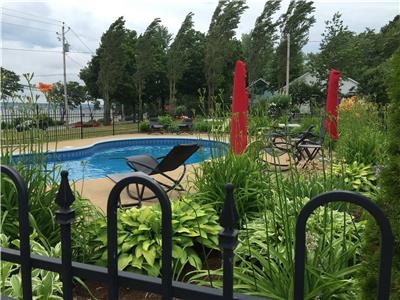Chalets de 5 chambres avec vue et accs priv au fleuve, piscine chauffe, BBQ, wifi, espace feu
