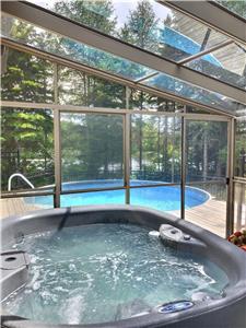 Luxury Lakefront Cottage with Heated Pool, Hot tub + Pool Table 14 ppl
