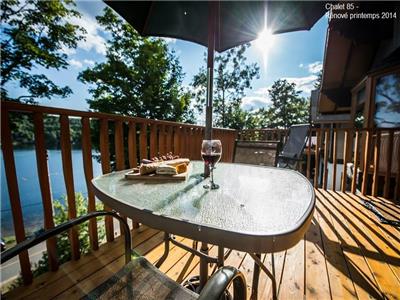 20 chalets for 2 to 12 people facing the lake