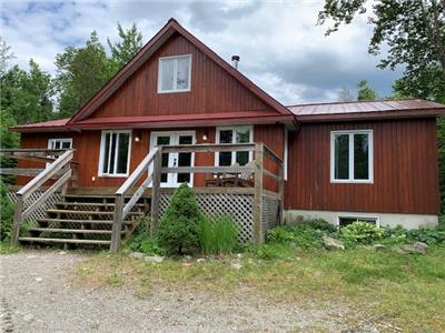 Deux grands chalets en Estrie 4 chambres ou 5 chambres avec un petit lac baignable priv