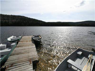 CLUB L EVASION AVEC 5 EMBARCATIONS,KAYAKS,PDALO ET CHALOUPE PRIVS SUR LE BORD DE L EAU