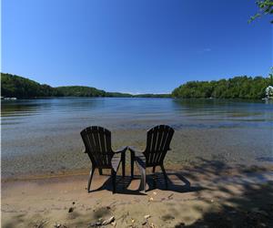 Chalet ensoleill sur le lac Chapleau