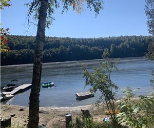 **Luxueux Chalet Bord de l'eau, 150' de PLAGE sable, SPA+ Table Billard**