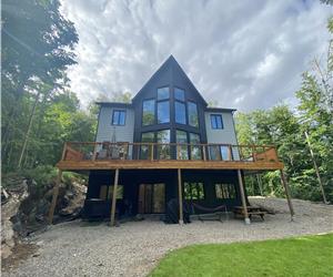 **Luxueux Chalet Bord de l'eau, 150' de PLAGE sable, SPA+ Table Billard**