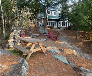 Le chalet des Hérons. Situé directement au bord du Petit Lac Nominingue avec quai et vue magnifique