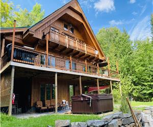 Chalet DOR style Sudois en Bois / Mansonville