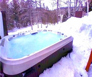 >SPA XL _ Animaux ACCEPTÉS < BORD DE L'EAU PRIVÉ _ FOYER & BBQ _ MODULE DE JEUX _ KARAOKÉ _ WIFI CH