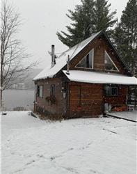 Charming Rustic Cabin on the edge of a lake, Hautes Laurentides