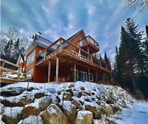 Luxurious Riverside Chalet with Spa & Billiards - Only 35 Minutes from Mont Tremblant