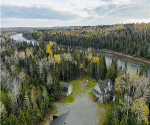 La Grande Ourse /spacieux Domaine sur la rivire Bonaventure